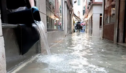 Drying for water damage in commercial settings