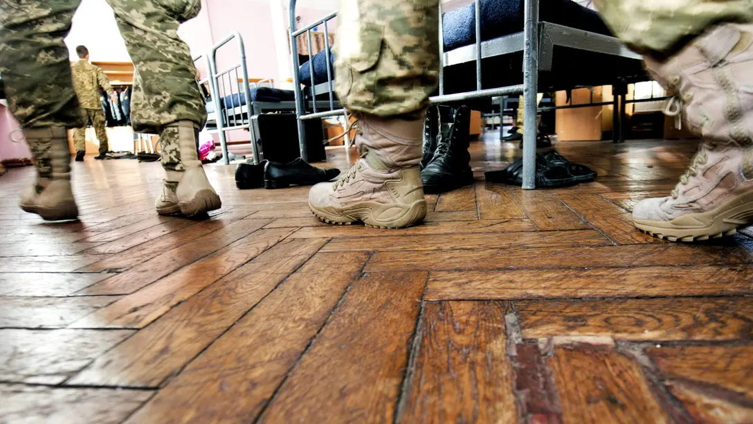 Beine von zwei Personen in Militärkleidung