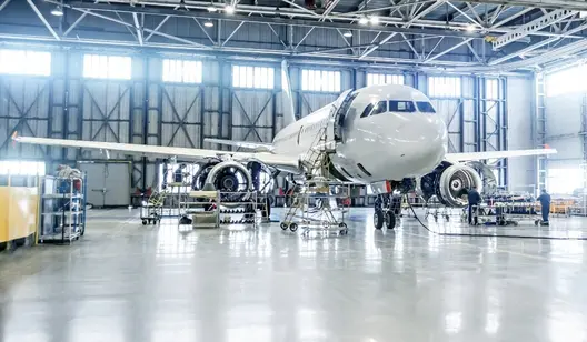 Flugzeug in Lagerhalle