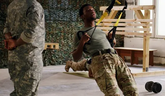 Person trainiert in Militärkleidung