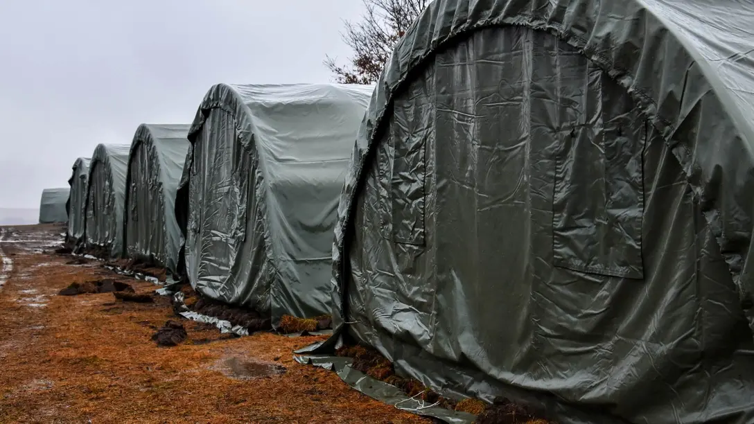 Fugtregulering og tørring til militære teltbarakker og boligkvarterer