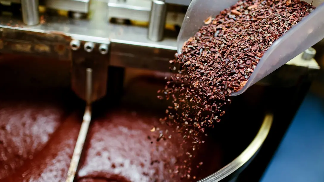 Air cleaning for confectionery and chocolate production