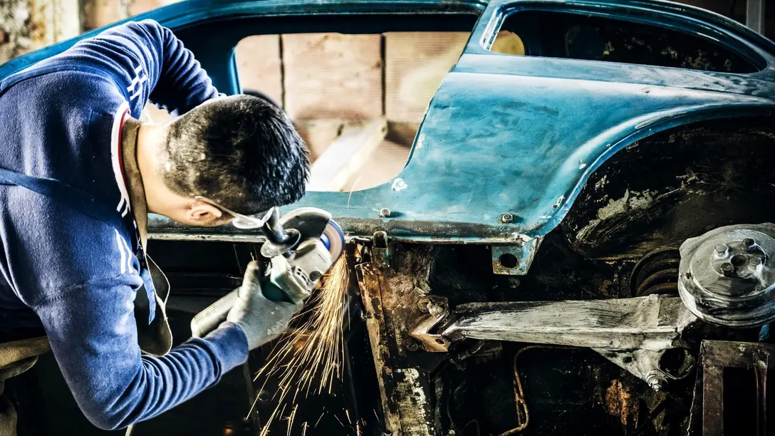 Air cleaning for garages and workshops