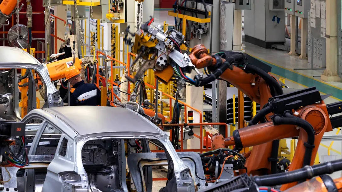 Automobilfabrik baut mehrere Fahrzeuge