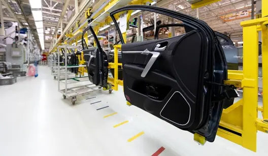 Autotüren in Fahrzeugmontagelinie einer Autofabrik