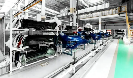 Verschiedene Autoteile lagern in Autoteilelager