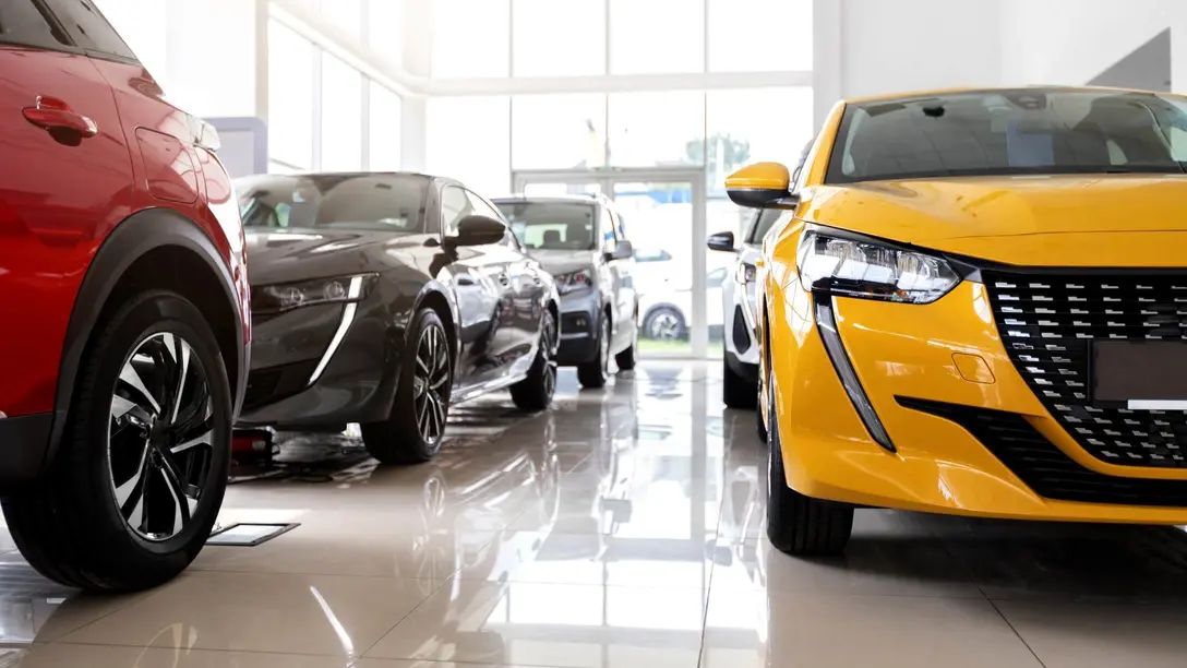 Mehrere Autos stehen in belüftetem Autohaus