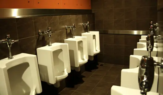 Männerklo in einem Kino