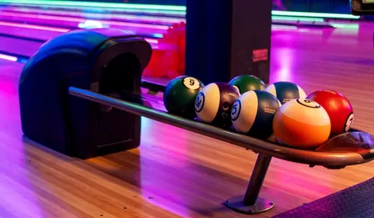 Bowlingkugeln in einem Bowlinghaus