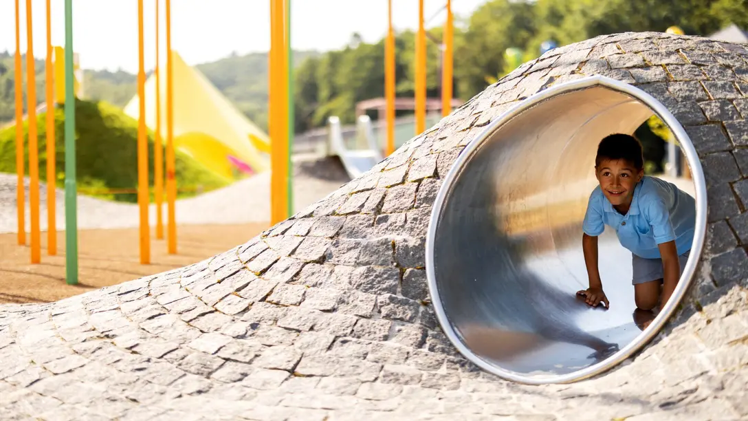Kind spielt auf Spielplatz