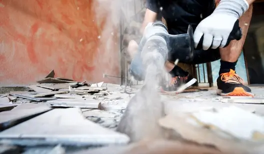 Person arbeitet mit Gerät am Boden