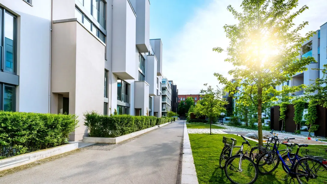 Moderne Wohnanlage mit Grünflächen