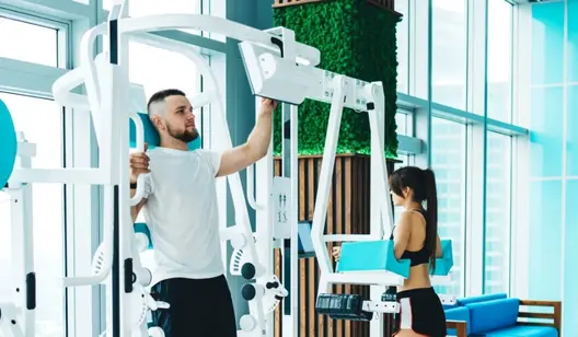 Personen trainieren im Fitnessstudio