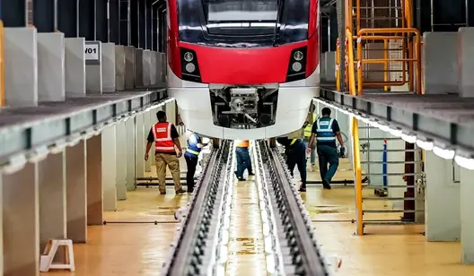 Cooling for transport and logistics maintenance crews