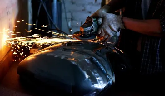 Air cleaning for transport and logistics maintenance crews