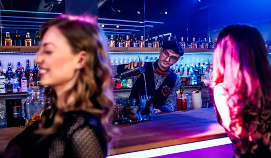 Frauen an einer Bar in einem Club