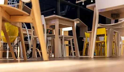 Controllo e asciugatura dell'umidità per i magazzini di mobili e barche in legno