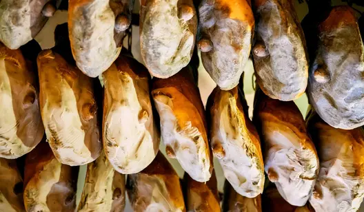 Schinken hängt nebeneinander an der Decke