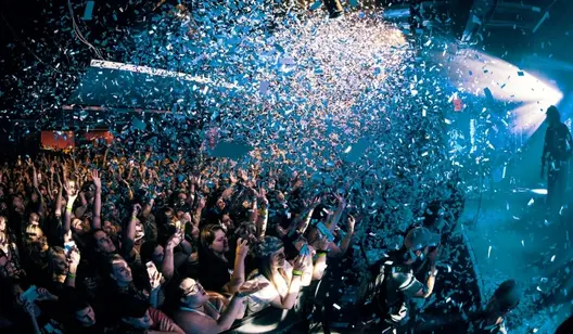 Personen feiern in einem Club mit Konfetti