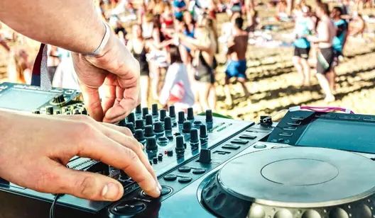 Cooling for beach and seaside events