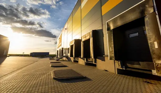 Sonne scheint in den Hof einer Lagerhalle