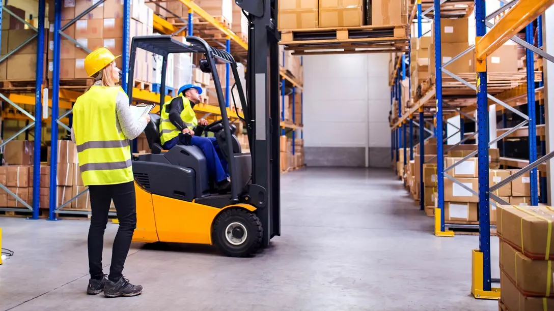 Arbeiter befinden sich in einer Lagerhalle