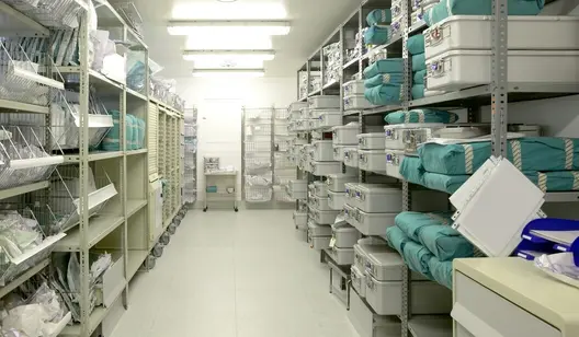 Lagerraum mit vielen Regalen