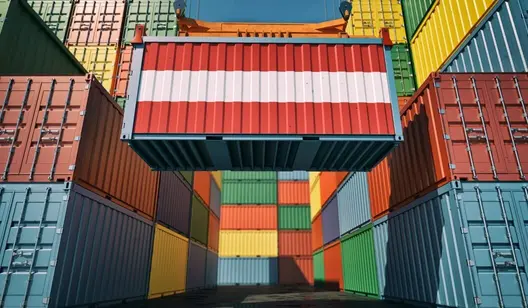 Bunte Containerkisten gestapelt