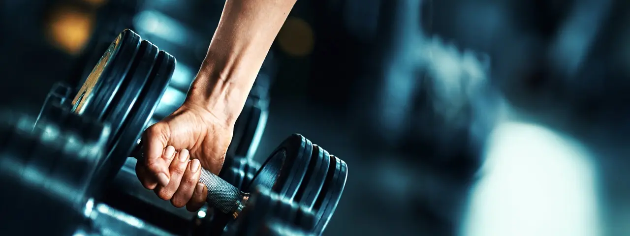Hand hält Gewicht