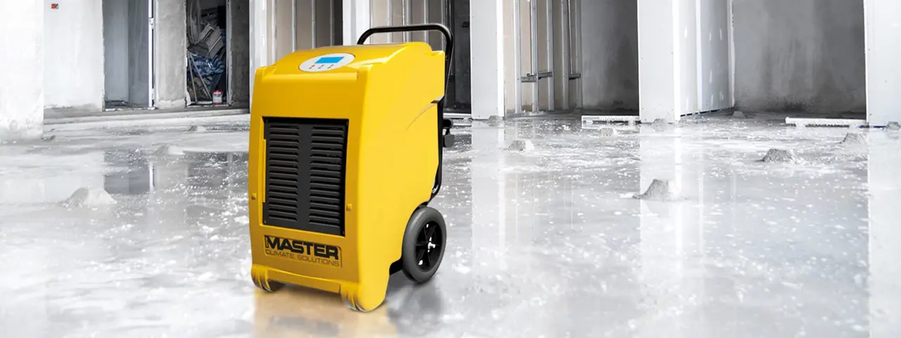 Kleines gelbes elektronisches Gerät mit Rädern steht am Boden