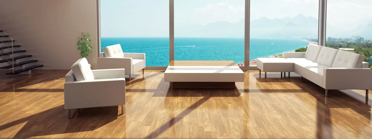 Wohnzimmer in einer Villa mit großen Glasfenster und Meerblick