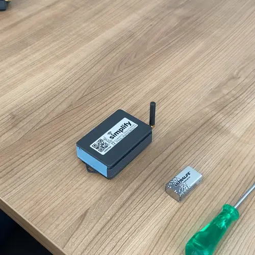 Cómo insertar las pilas en las cajas de sensores