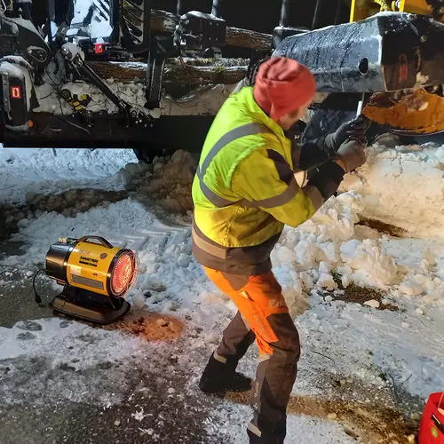 Master DC 61 opvarmer skovarbejdere i sneen