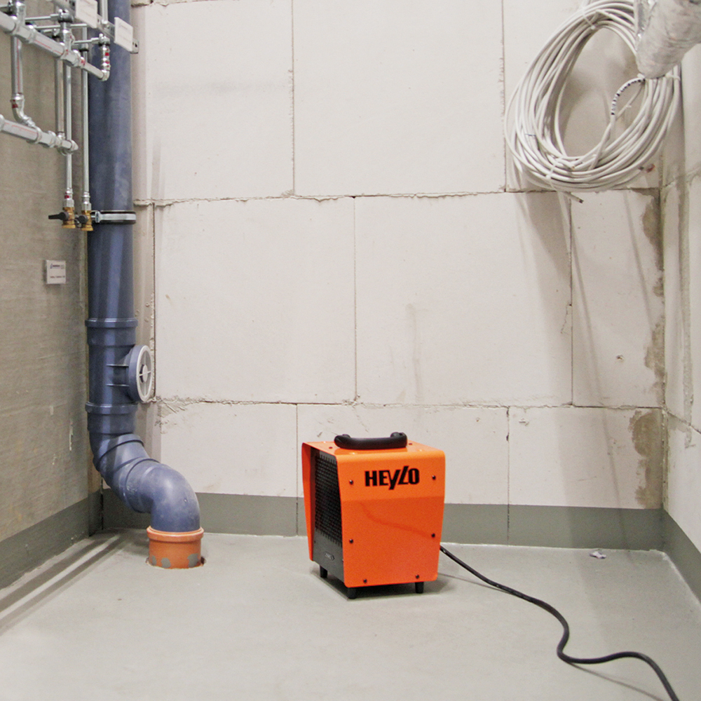 Heylo DE 3 XL electric heater in use