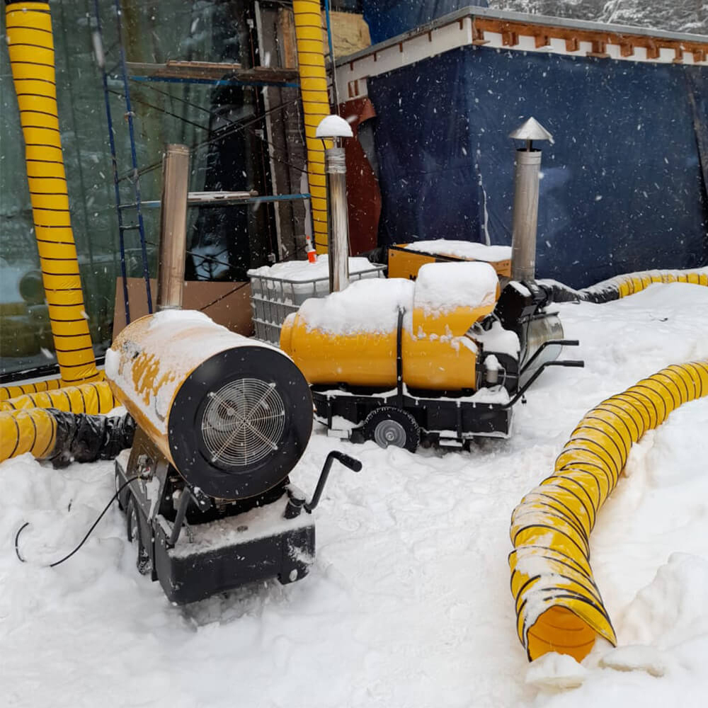 Master BV 400 im Schnee auf einer Baustelle