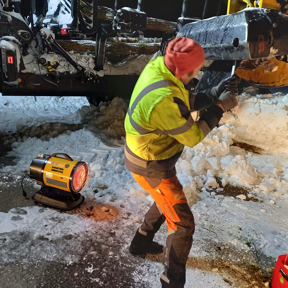 Master DC 61 ogrzewanie pracowników leśnych w śniegu